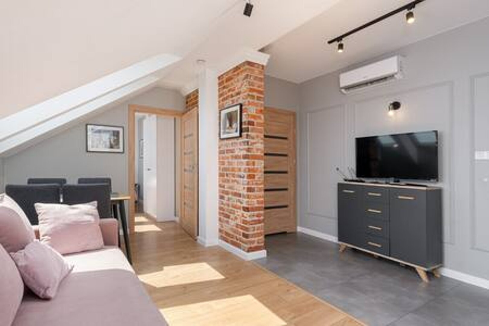 UPSTAIRS MANAGEMENT sp. z o.o. - 9