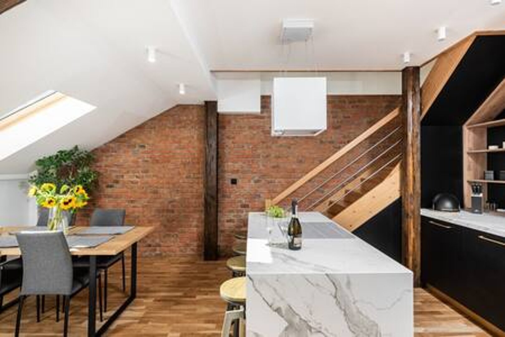 UPSTAIRS MANAGEMENT sp. z o.o. - 38