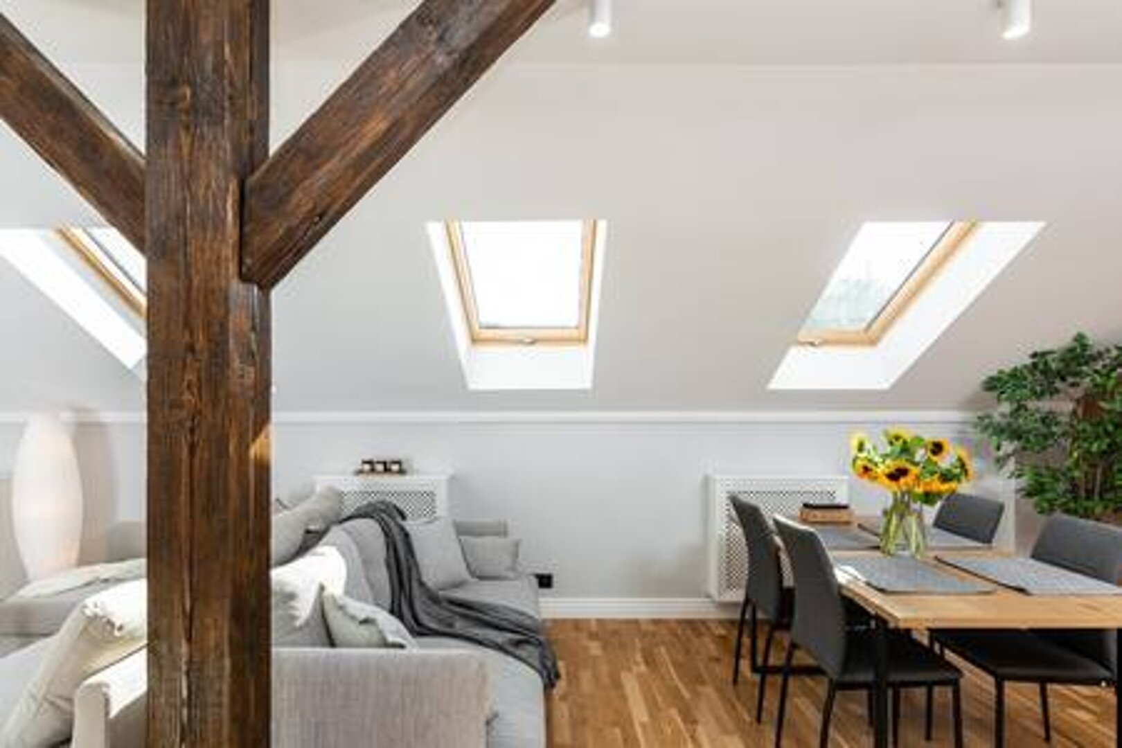 UPSTAIRS MANAGEMENT sp. z o.o. - 46